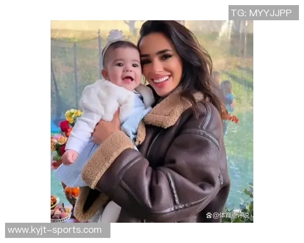 内马尔与女友布鲁娜携手庆祝圣诞节温馨合照中抱着两个可爱女儿